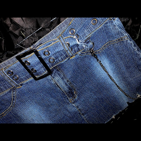 ⭐️SALE⭐️1995 MERRY GO ROUND Cut off Denim Skirt with Chain & Belt NWOT 😱 - Picture 3 of 8